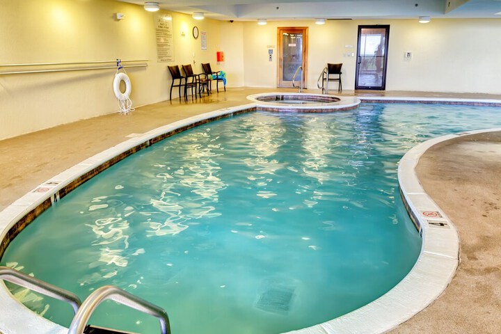 Calm Seas - Holiday Isle #119 - Tremendous Views a Beautiful Gulf Front Pool, A Heated Indoor Pool, Jacuzzi, Steam Room, & Gulf View Fitness Center. 2 Bedroom Condo by RedAwning