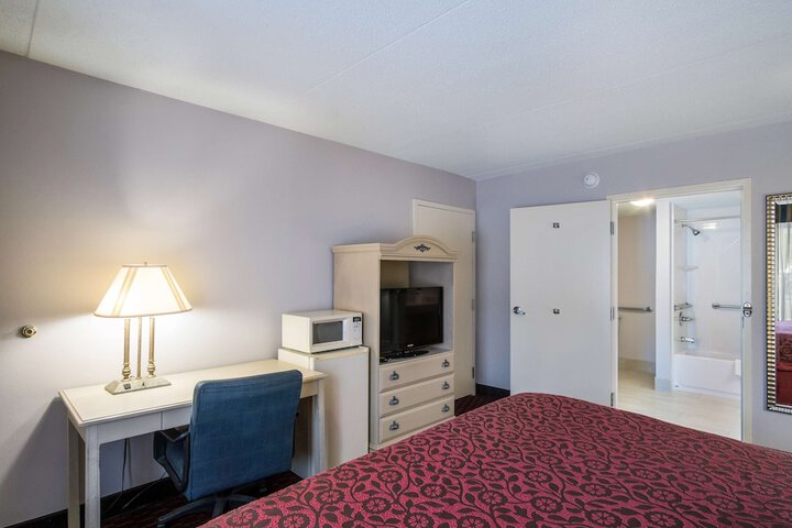 Room 27 of 38