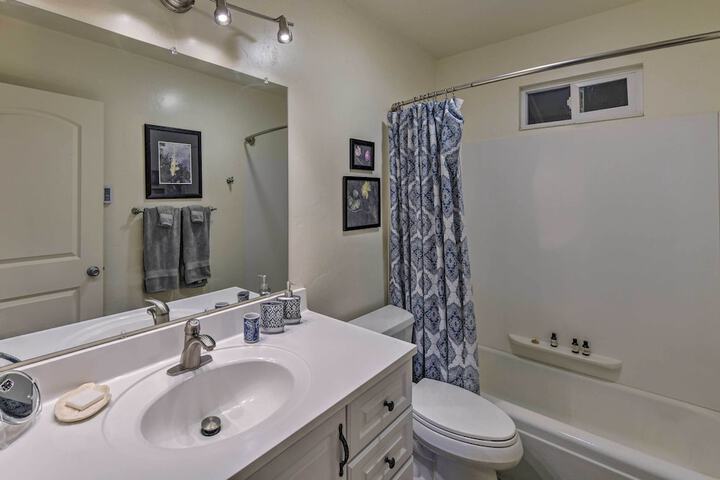 Peaceful Cottage w / Grill & Yard in Grass Valley!