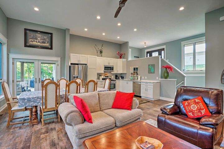 Grand Rapids Area Lakefront House w / Dock