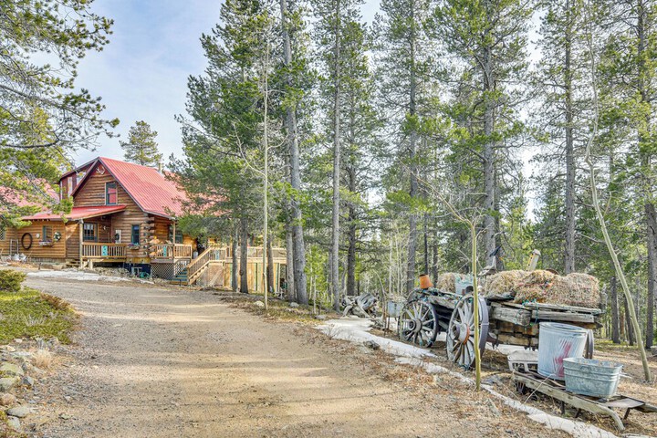 Deck Fire Pit & Grill: Log Cabin in Black Hawk