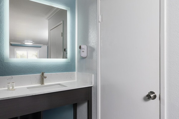 Red Lion Inn & Suites Lemoore