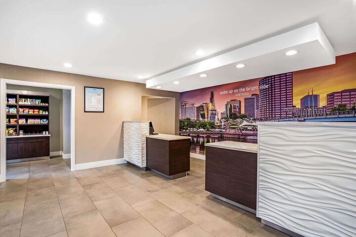 La Quinta Inn & Suites by Wyndham Hartford - Bradley Airport
