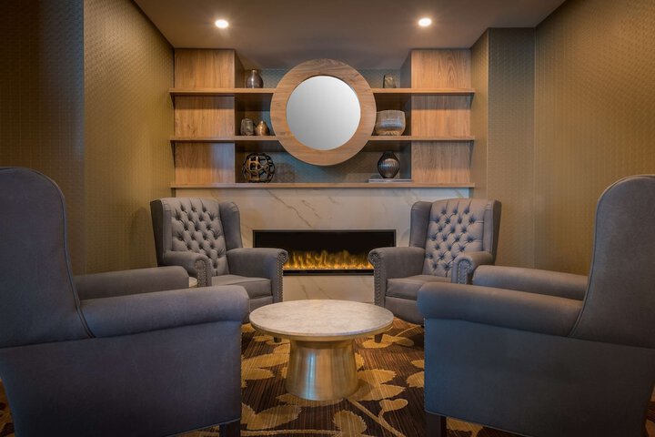 Lounge 77 of 93