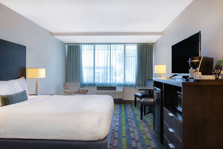 Room 33 of 62