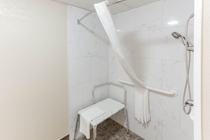 Room 10 of 32