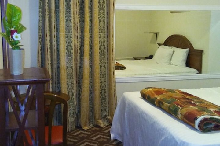 Room 25 of 28
