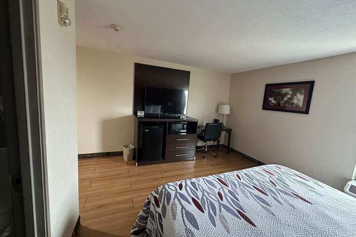 Econo Lodge Inn & Suites
