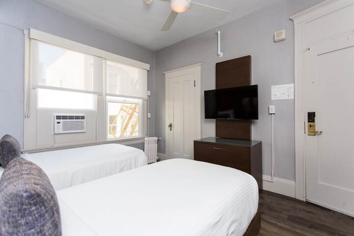Room 22 of 38