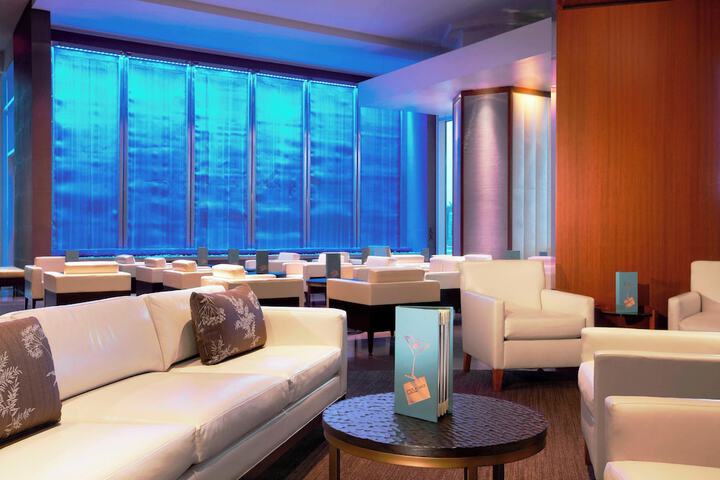 Lounge 114 of 122