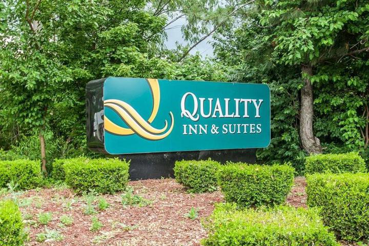 Quality Inn & Suites Kansas City I-435n Near Sports Complex