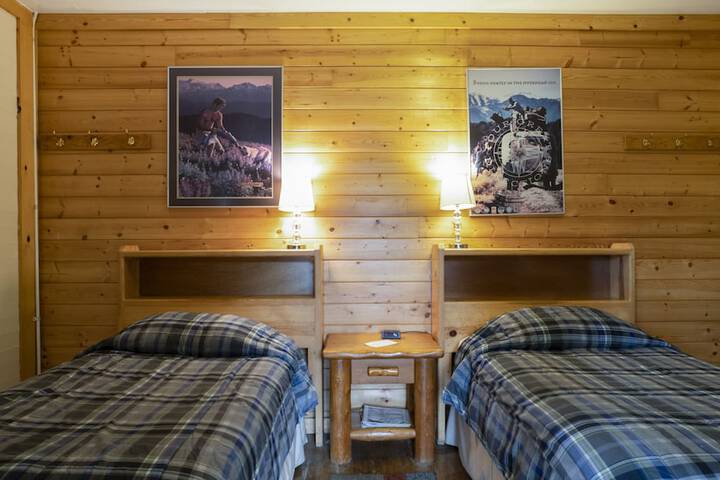 Whittakers Motel & Historic Bunkhouse