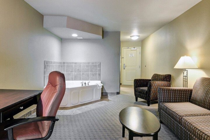 Comfort Suites near Hot Springs Park