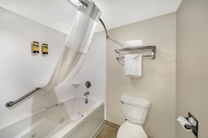 Best Western Plus Northwoods Inn