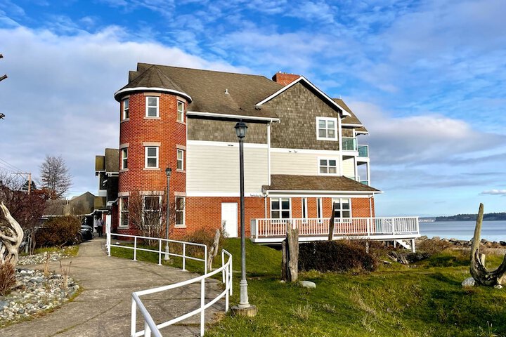 Tides Inn & Suites