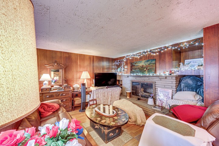 Rustic Chic Retreat: 4 Mi to Kennywood!