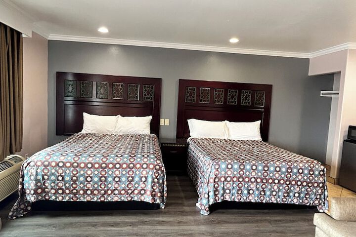 Room 10 of 16