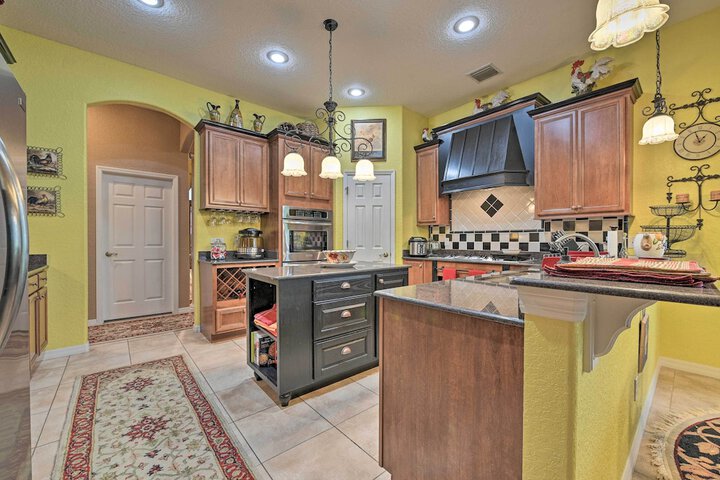 Elegant Valrico Home 15 Mi to Downtown Tampa!