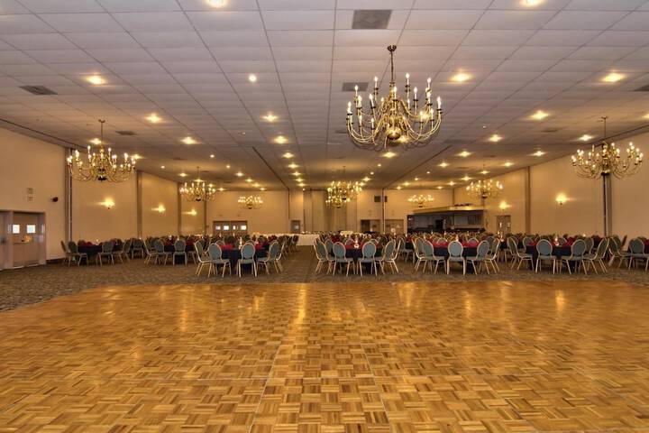 Ballroom/Hall 28 of 31