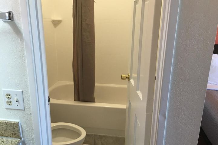 Room 21 of 34