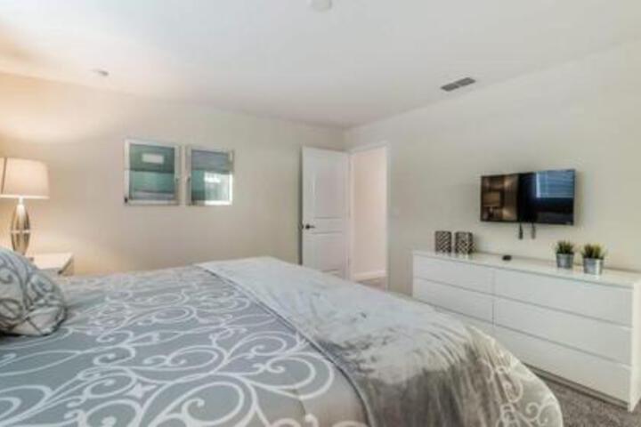 Clock Villa 571
