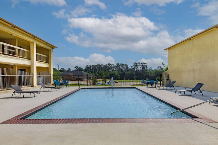 Days Inn & Suites by Wyndham Huntsville