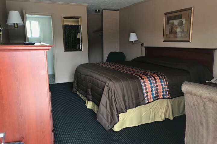 Redwood Inn