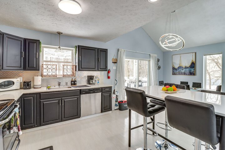 Long Pond Home w / Private Hot Tub & Game Room