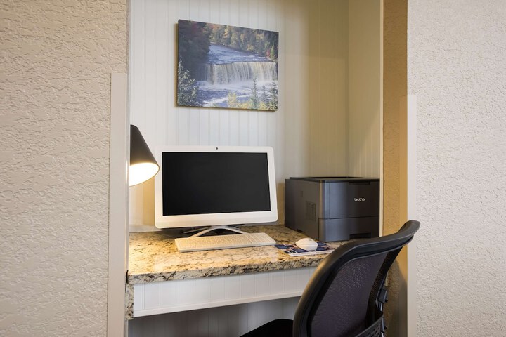Business Center 78 of 80