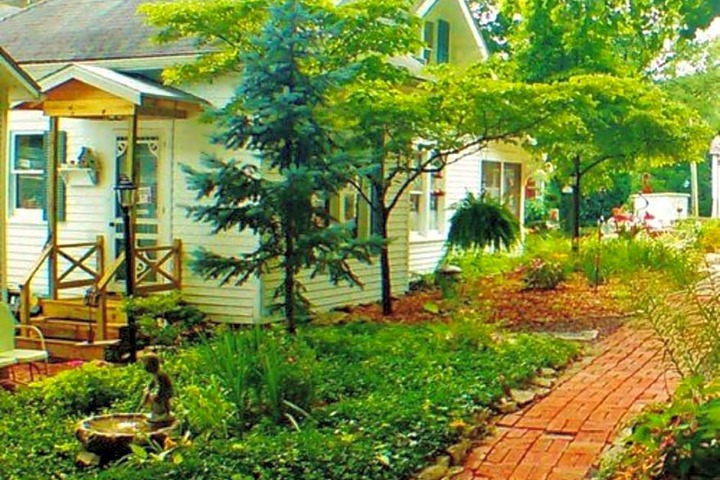 Maple Leaf Cottage Inn