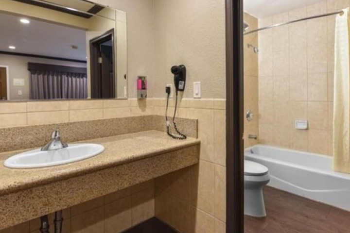 Room 21 of 28