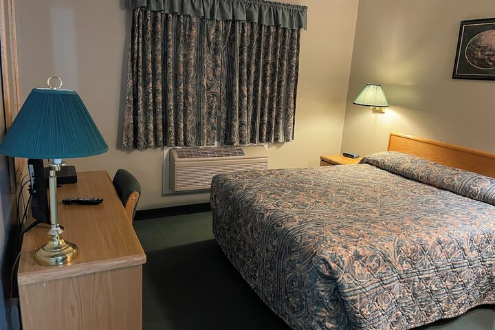 4 Pines Motel