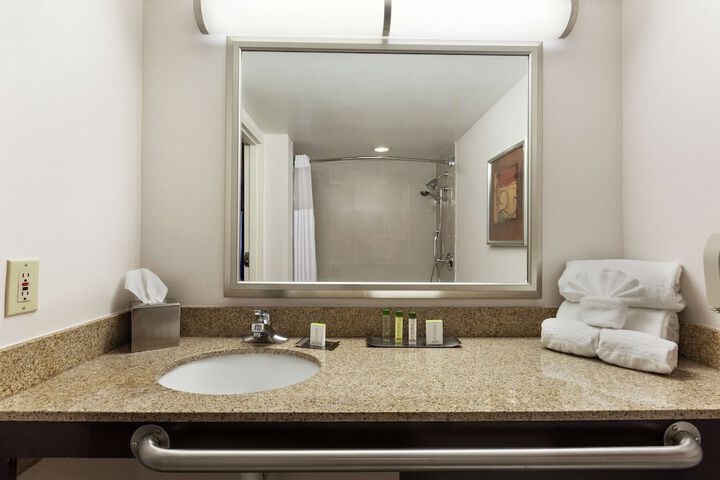 DoubleTree by Hilton Detroit - Dearborn