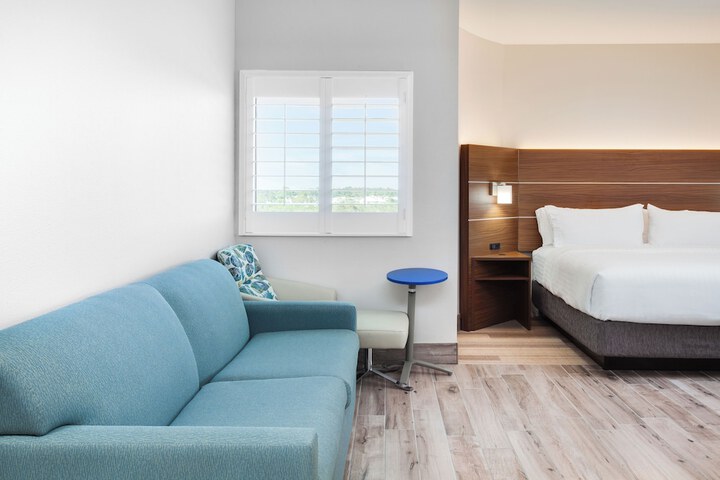 Holiday Inn Express & Suites Panama City Beach - Beachfront by IHG