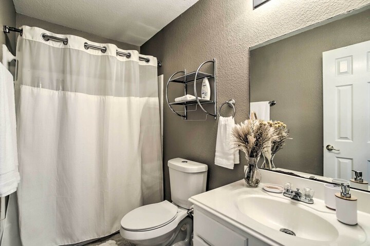 Luxe Home 30 Miles to Houston w / Pool & Grill