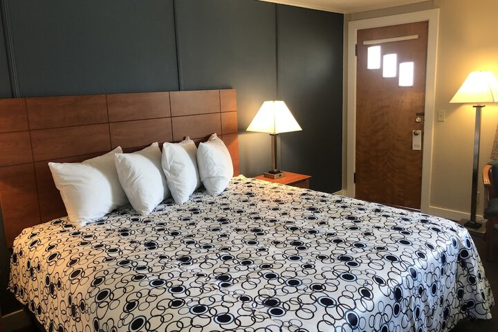 Room 9 of 18