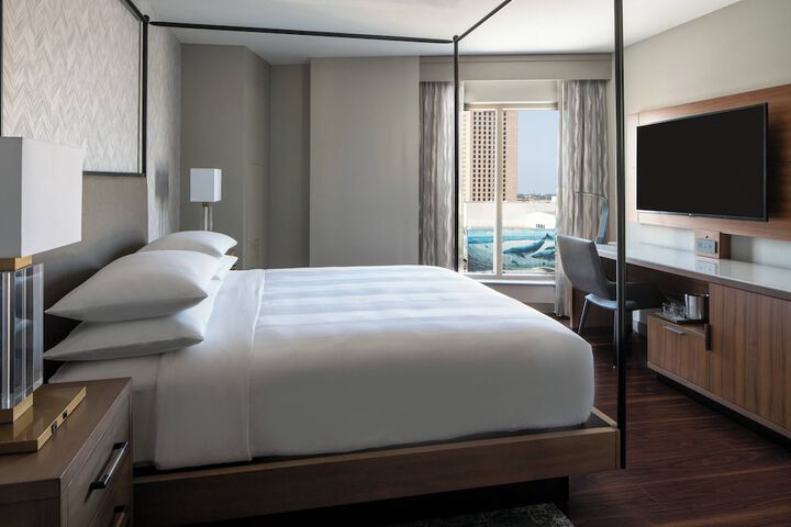 Room 28 of 86