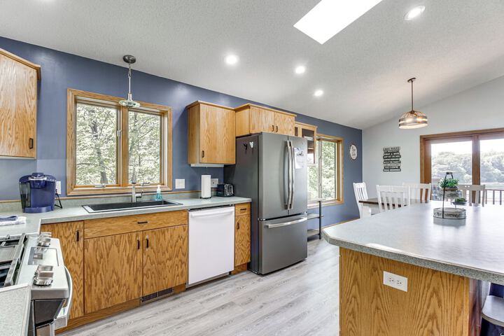 Private Lakefront Cabin w / Hot Tub Deck & Views
