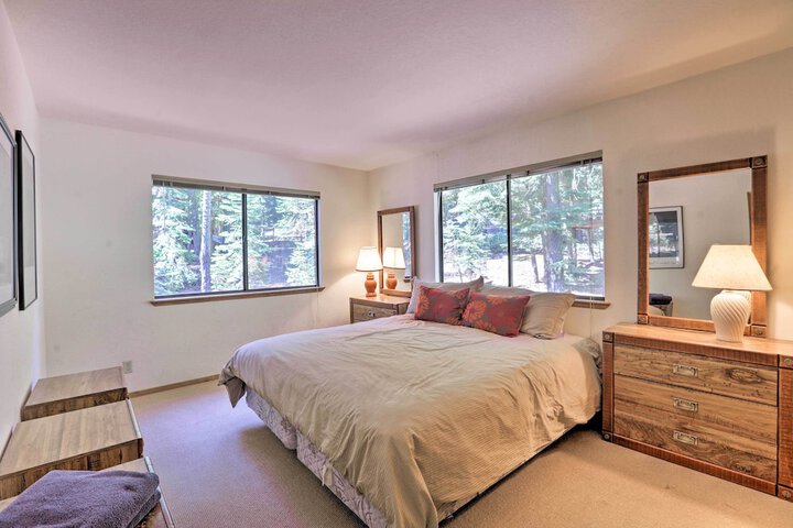 North Lake Tahoe Cabin: 4 Mi to the Beach!