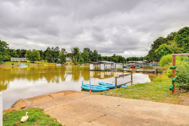 Waterfront Lake Norman Cabin w / Screened Porch!