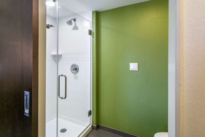 Room 18 of 48