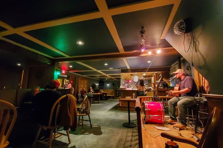 Lounge 121 of 153