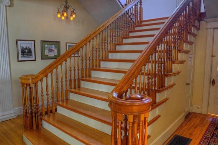 Hillholm Estate