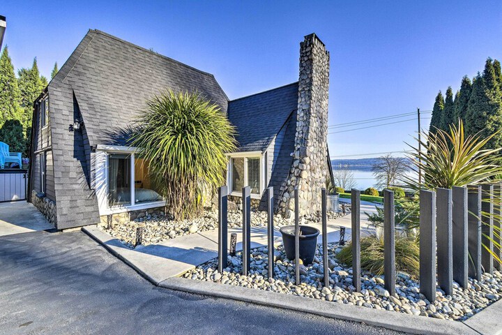 Puget Sound Cabin With Hot Tub and Water Views!