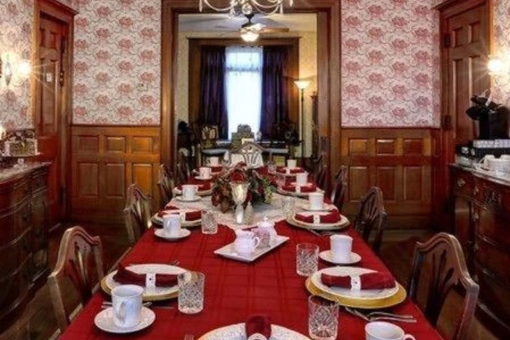 Dining 44 of 46