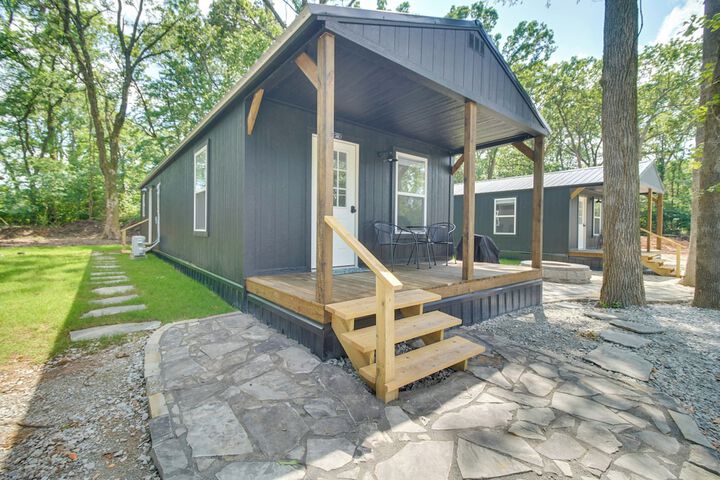Walk to Lake: Cozy Grove Cabin w / Fire Pit