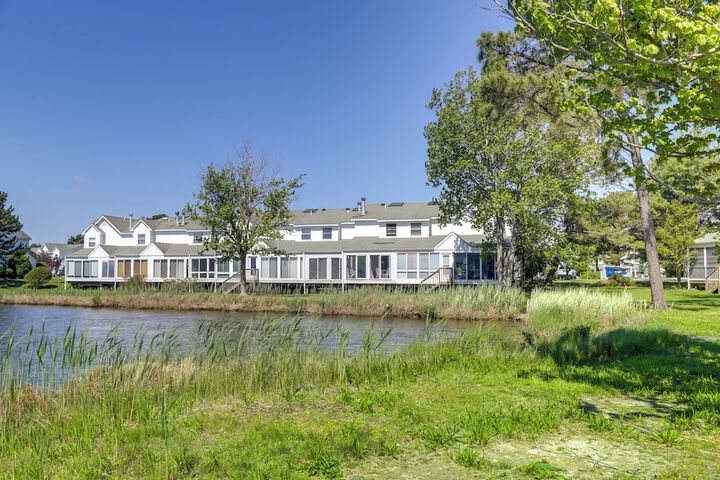 Porch & Water Views: Getaway in Mallard Lakes