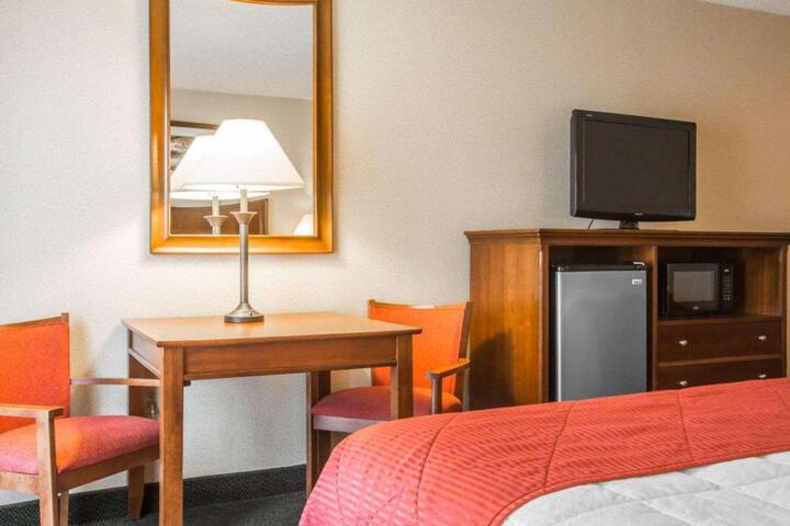 Clarion Inn & Suites at the Outlets of Lake George