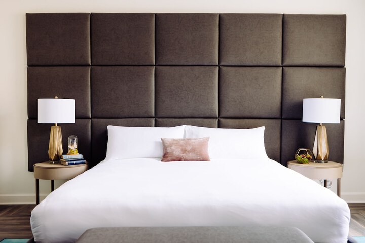 Hotel Deco Omaha Tapestry Collection by Hilton