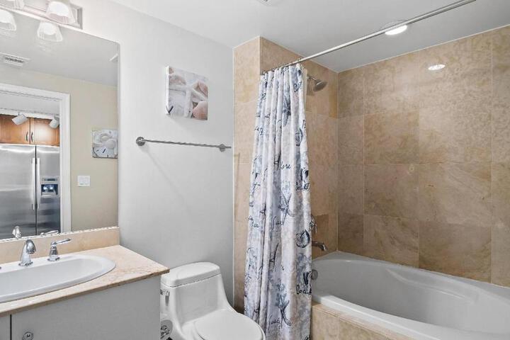 Luxury Near the Beach! Beach pass included!